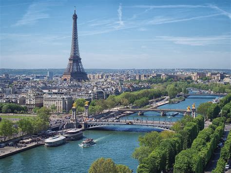 フランス セーヌ川、そしてパリの空に浮かぶ猫の影