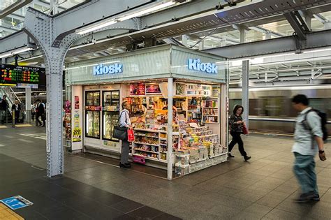 東京駅 キヨスク 新幹線ホーム お土産 - 旅の思い出と新たな発見の交差点